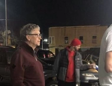 Μπιλ Γκέιτς: Ο δισεκατομμυριούχος που περιμένει στην ουρά για το μπέργκερ του